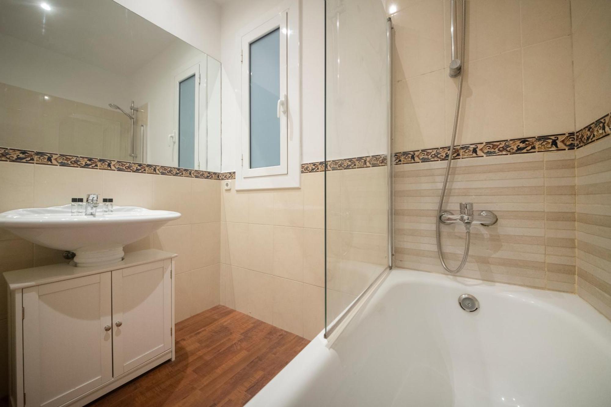 One Bedroom In Carrer Arago Apartment