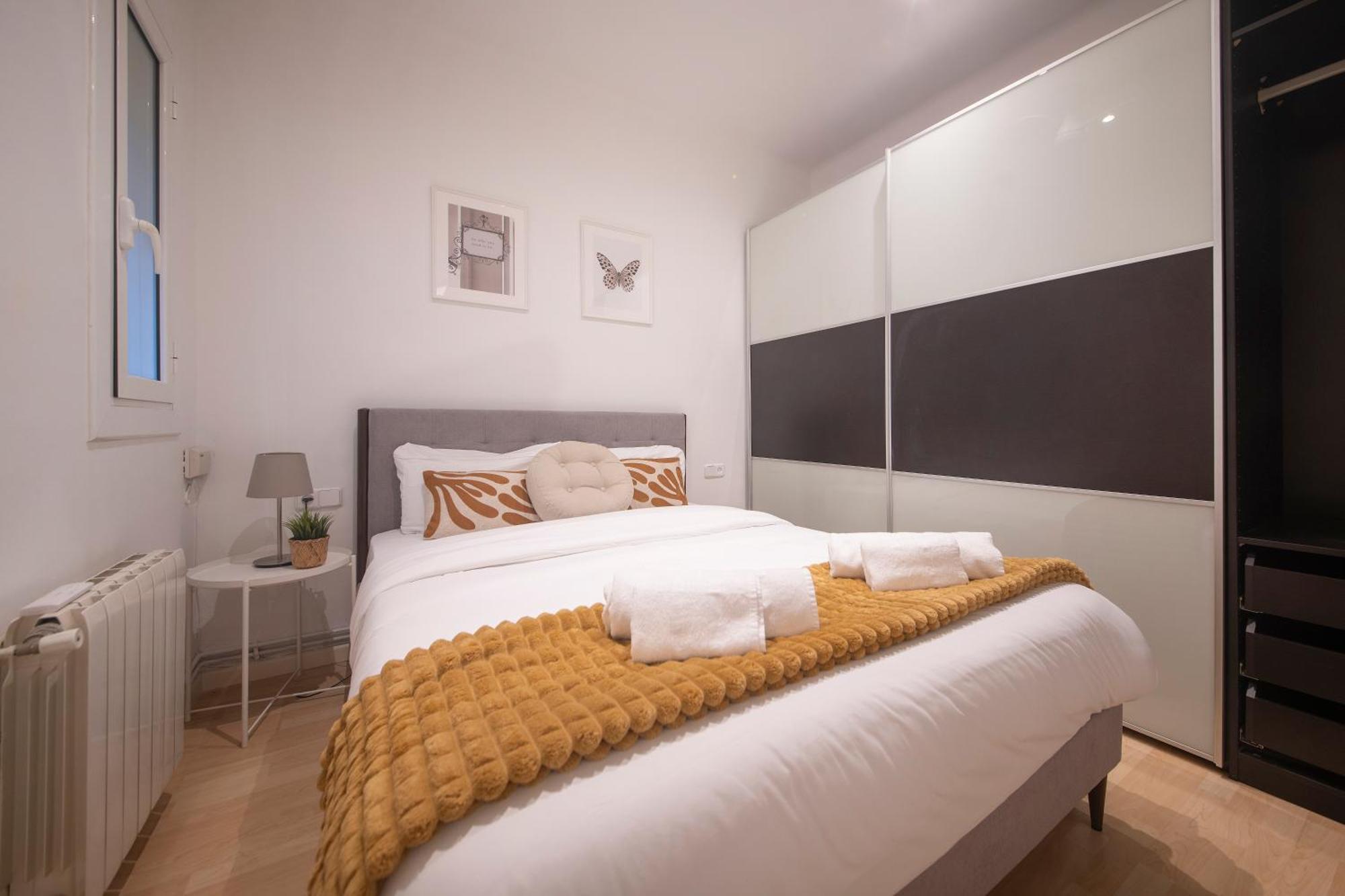 One Bedroom In Carrer Arago Apartment *